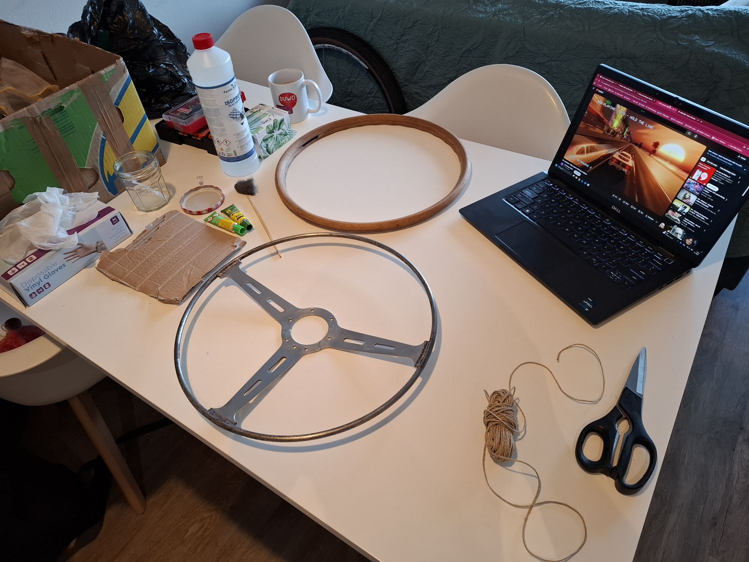 Setting up: frame, rims, glue and twine