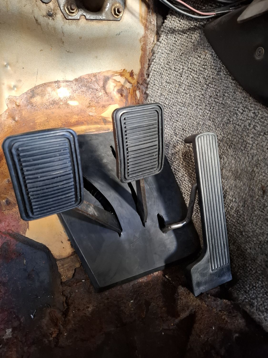New pedal rubbers and accelerator pedal