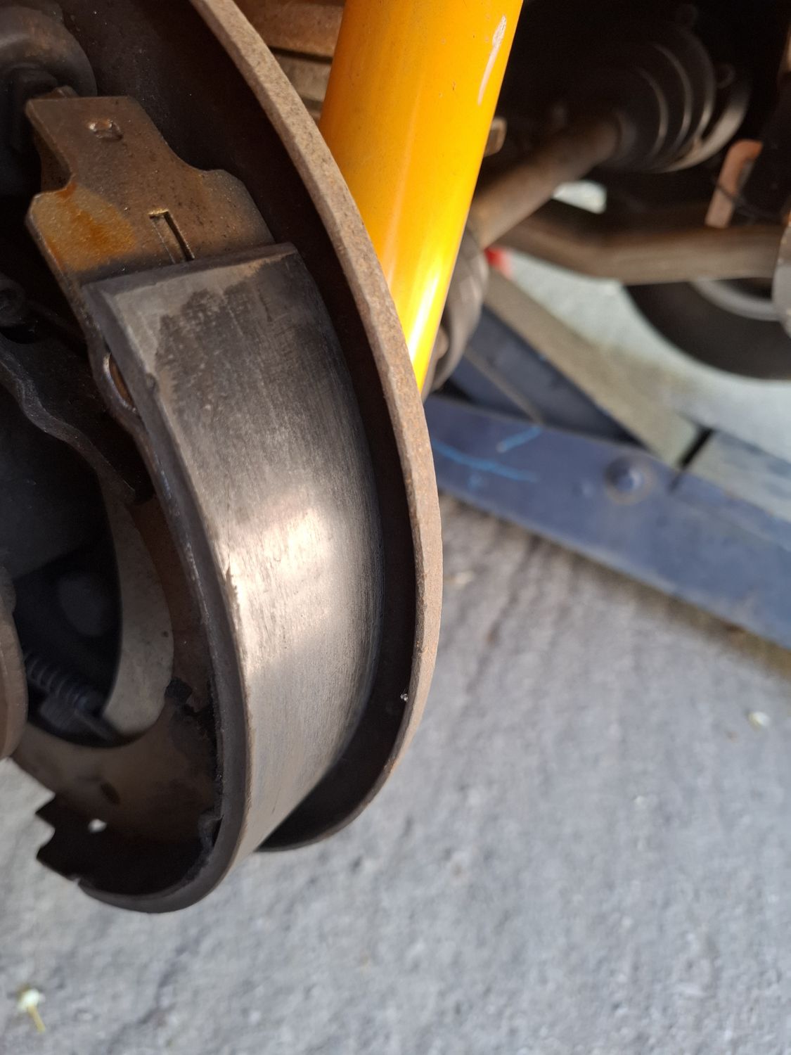 Shoes and wheel cylinder